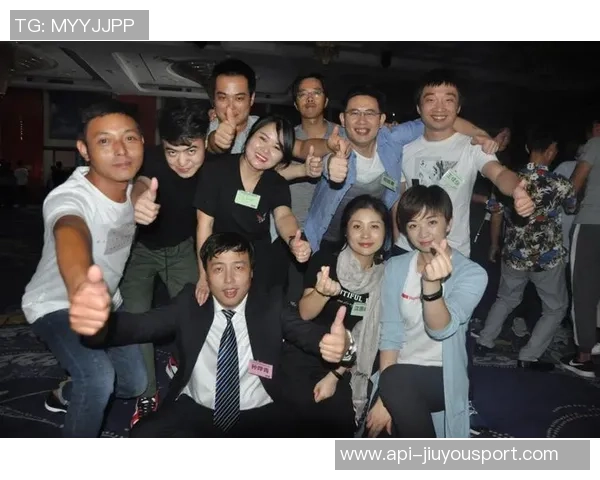 水上足球赛激情四溢球员们在波涛中展现绝佳技艺与团队精神