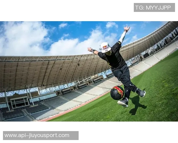 足球回旋踢的技巧解析与训练方法分享让你在球场上大放异彩